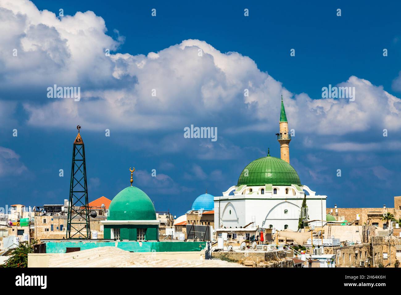 Acre, Israel - 3. August 2019: Die Skyline von Acre mit ihren Wahrzeichen-Moscheen und Minarett an heißen, sonnigen Sommertagen Stockfoto