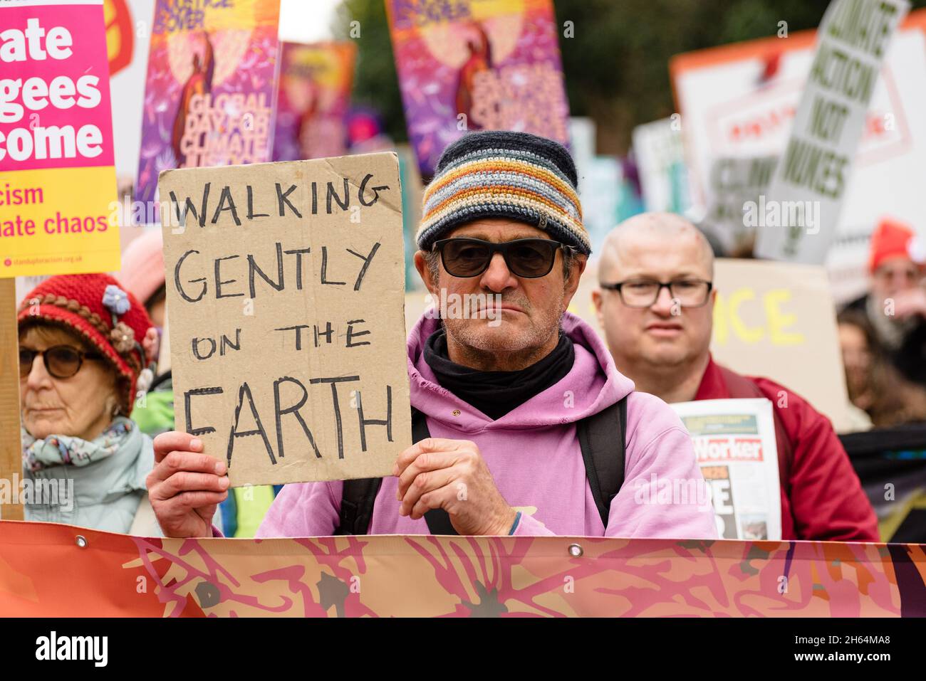 London, Großbritannien. 6. November 2021. Globaler Aktionstag für Klimagerechtigkeit. Demonstranten marschieren in London, während die COP26 in Glasgow stattfindet Stockfoto