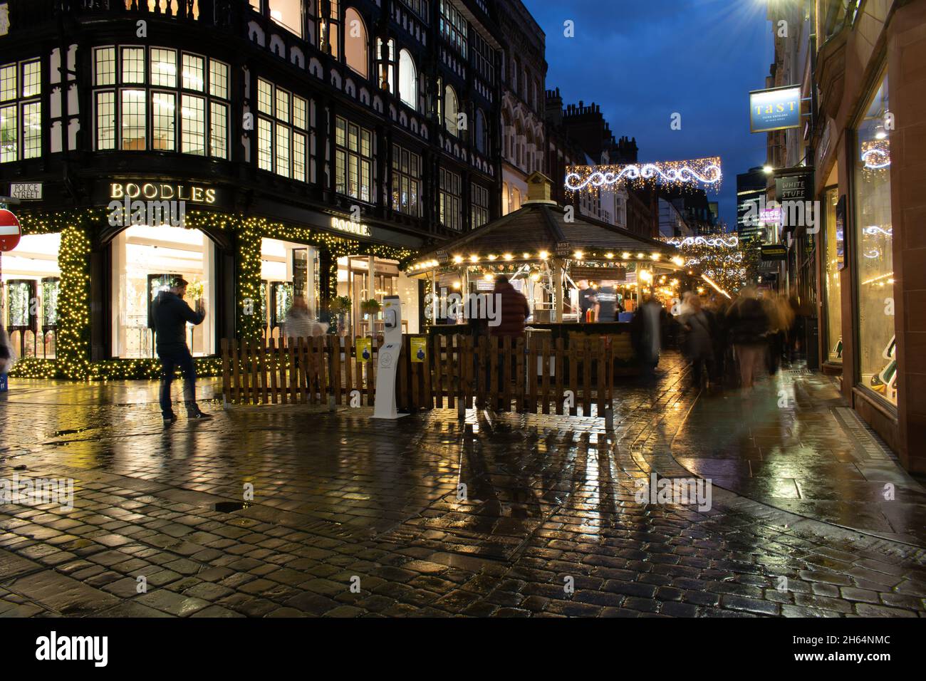 Weihnachtsmarkt in der King Street vor dem Boodles-Laden. Eröffnungsabend. Langzeitbelichtung. Manchester, Großbritannien Stockfoto