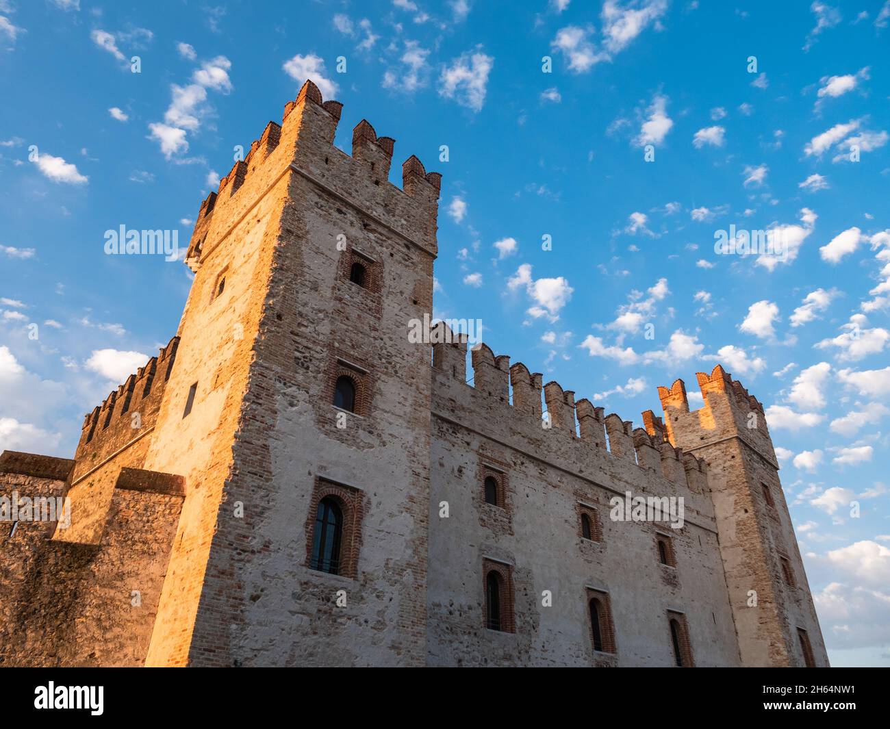 Sirmione Scaliger Castle genannt Racca Scaligera oder Castello Scaligero mit Zinnen Stockfoto