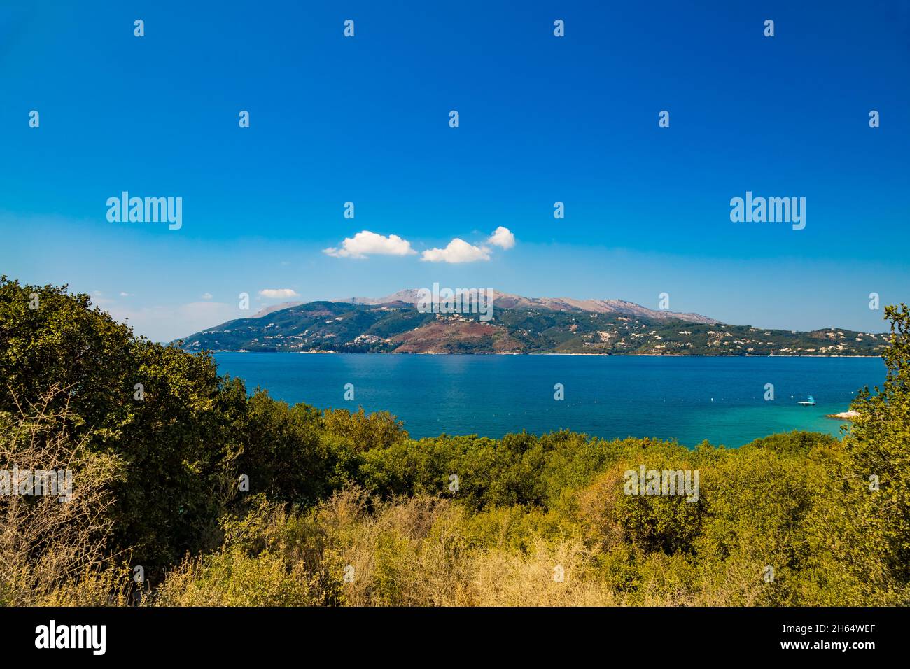 Blick von der albanischen Küste auf die Insel Korfu, Griechenland. Wunderschöne ionische Meereslandschaft. Stockfoto