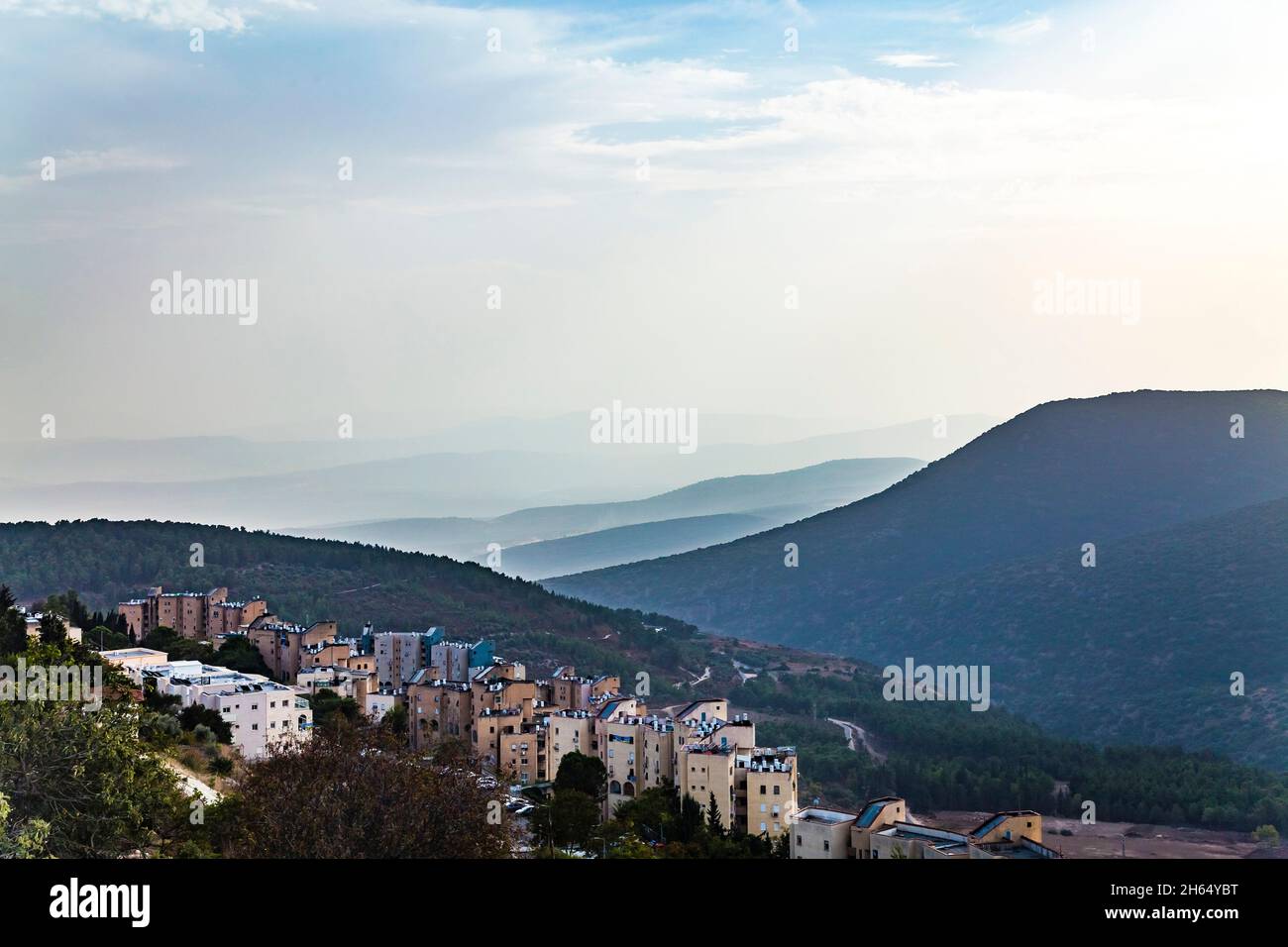 Blick auf die Berge von Galiläa von der Heiligen Stadt Safed oder Tsfat Israel am Abend. Berge im Nebel. Stockfoto