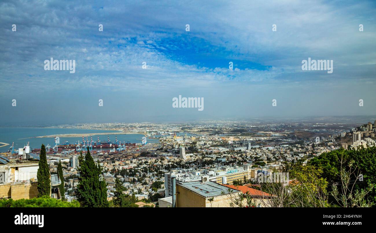 Haifa, Israel - 2018. Oktober: Panoramablick auf den Hafen von Haifa, mit der Innenstadt von Haifa, den Hafen, die Industriezone an einem sonnigen Sommertag. Stockfoto