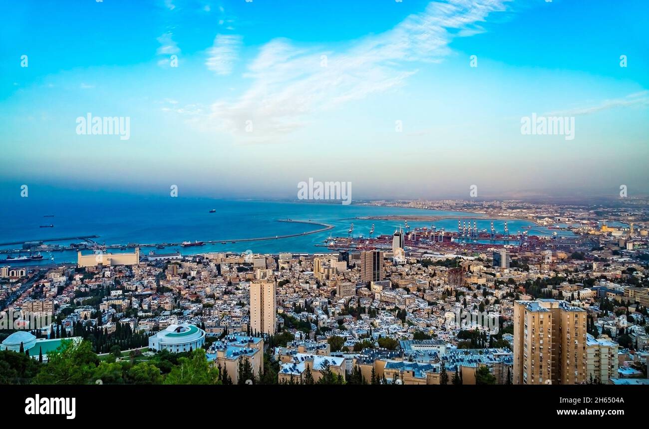 Panoramablick auf den Hafen von Haifa, mit der Innenstadt von Haifa, den Hafen, die Industriezone an einem sonnigen Sommertag. Haifa, Nord-Israel Stockfoto