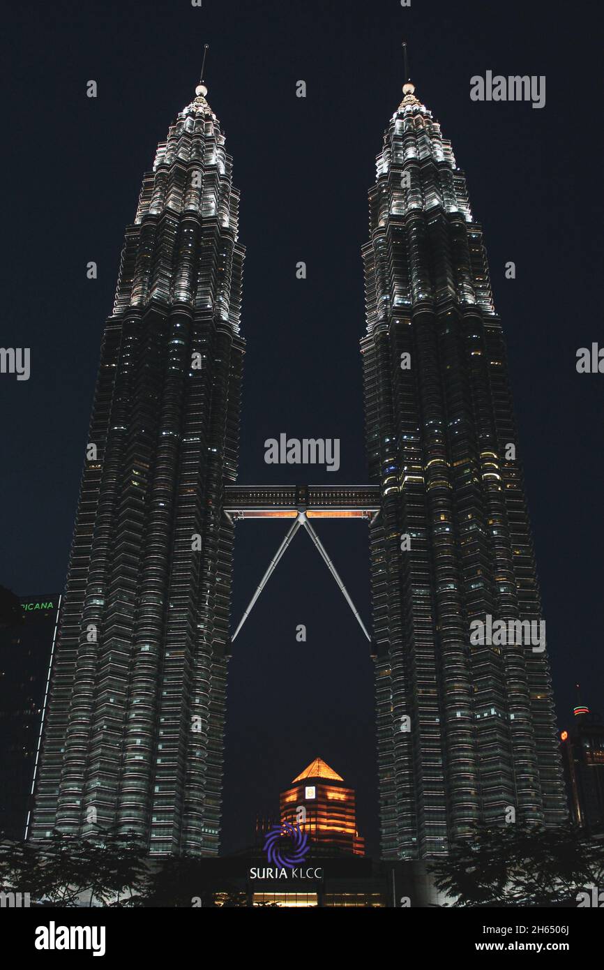 KUALA LUMPUR, MALAYSIA - 31. Aug 2019: Eine Aufnahme des Petronas Tower in Kuala Lumpur, Malaysia bei Nacht Stockfoto