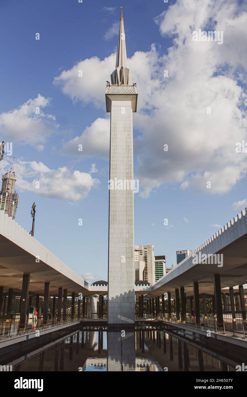 KUALA LUMPUR, MALAYSIA - 29. August 2019: Eine vertikale Aufnahme des Obelisken der Moschee Masjid Negara in Kuala Lumpur, Malaysia Stockfoto
