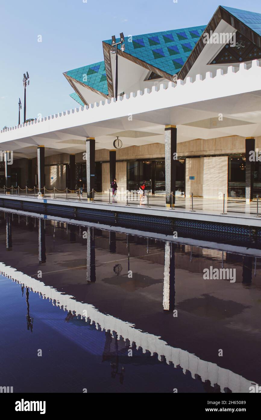 KUALA LUMPUR, MALAYSIA - 29. Dezember 2019: Eine vertikale Aufnahme der Moschee Masjid Negara in Kuala Lumpur, Malaysia Stockfoto