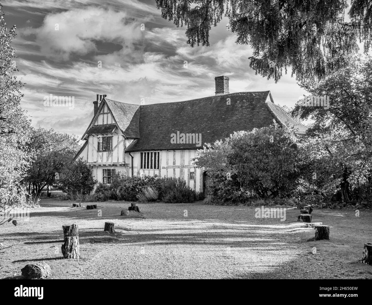 Bildbild in monochromer Darstellung des ländlichen Lebens und eines alten Herrenhauses in der Nähe des Dorfes Flatford in Suffolk im Südosten Englands Stockfoto