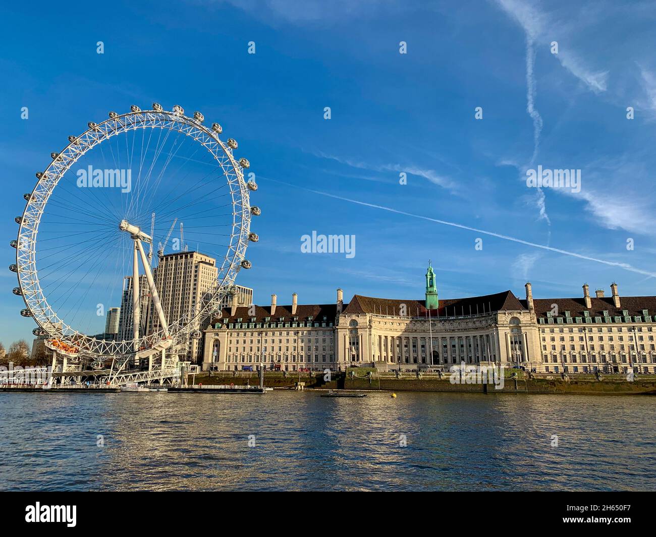 Das London Eye über der Themse aus gesehen Stockfoto