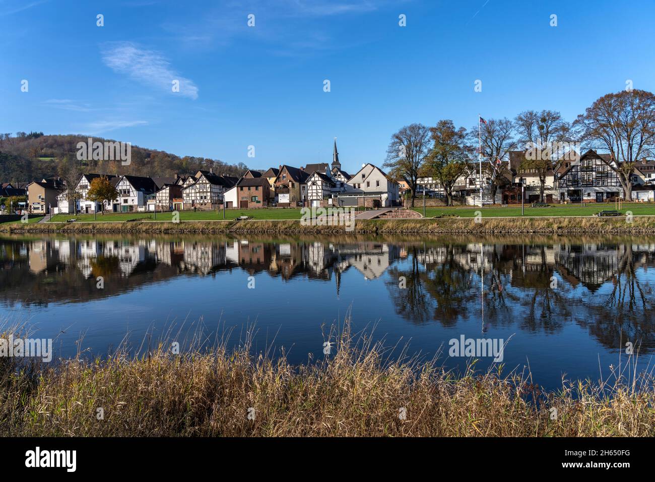 Bodenwerder und die Weser, Niedersachsen, Deutschland,, Europa | Bodenwerder und die Weser, Niedersachsen, Deutschland, Europa Stockfoto