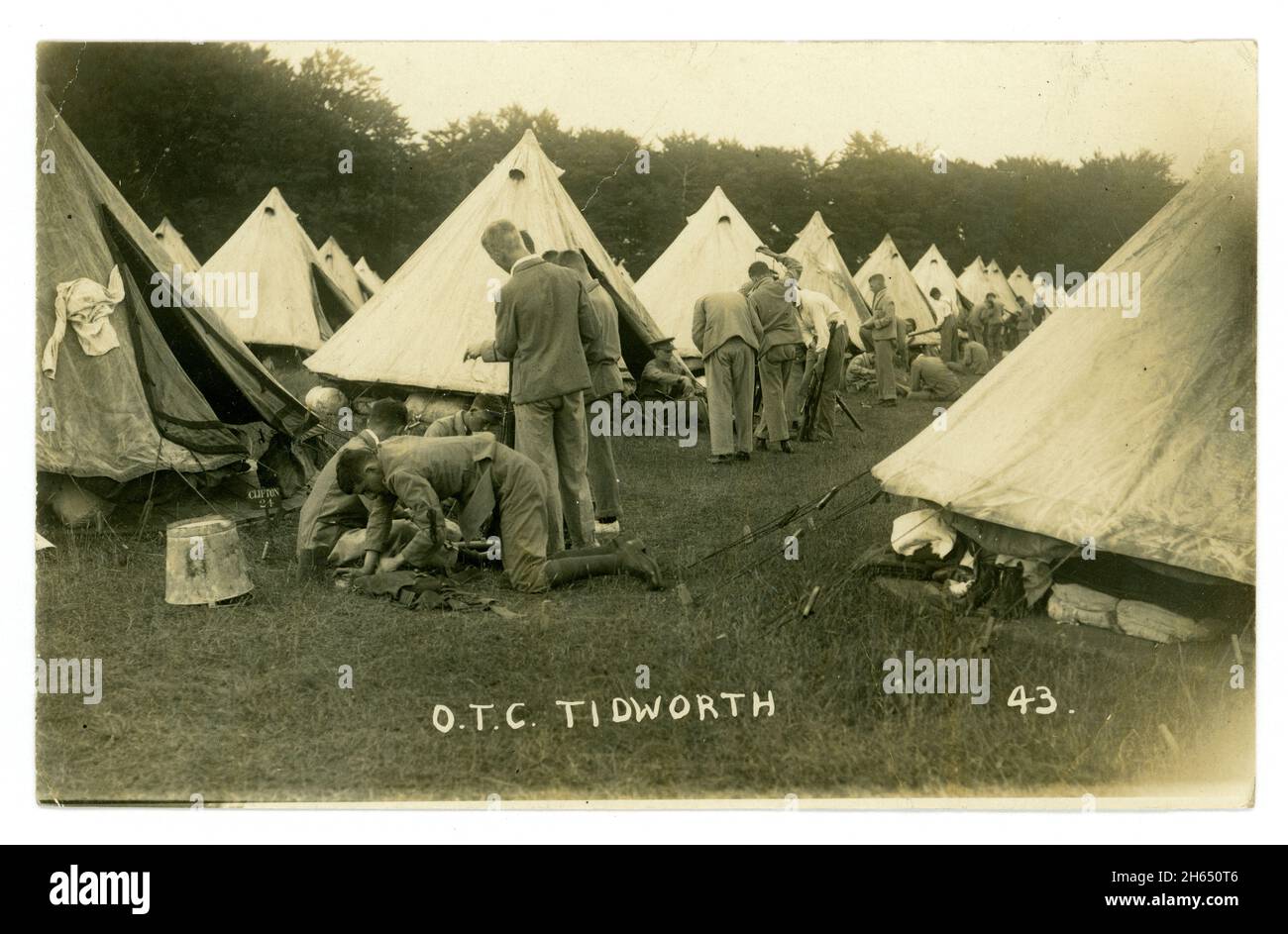 Postkarte aus der Zeit WW1 von jungen Rekruten in einer militärischen Führungseinheit, einem Offiziersschulungskorps, einem Ausbildungslager (OTC), das Lager aufstellt. Tidworth, Wiltshire, England, Großbritannien Stockfoto