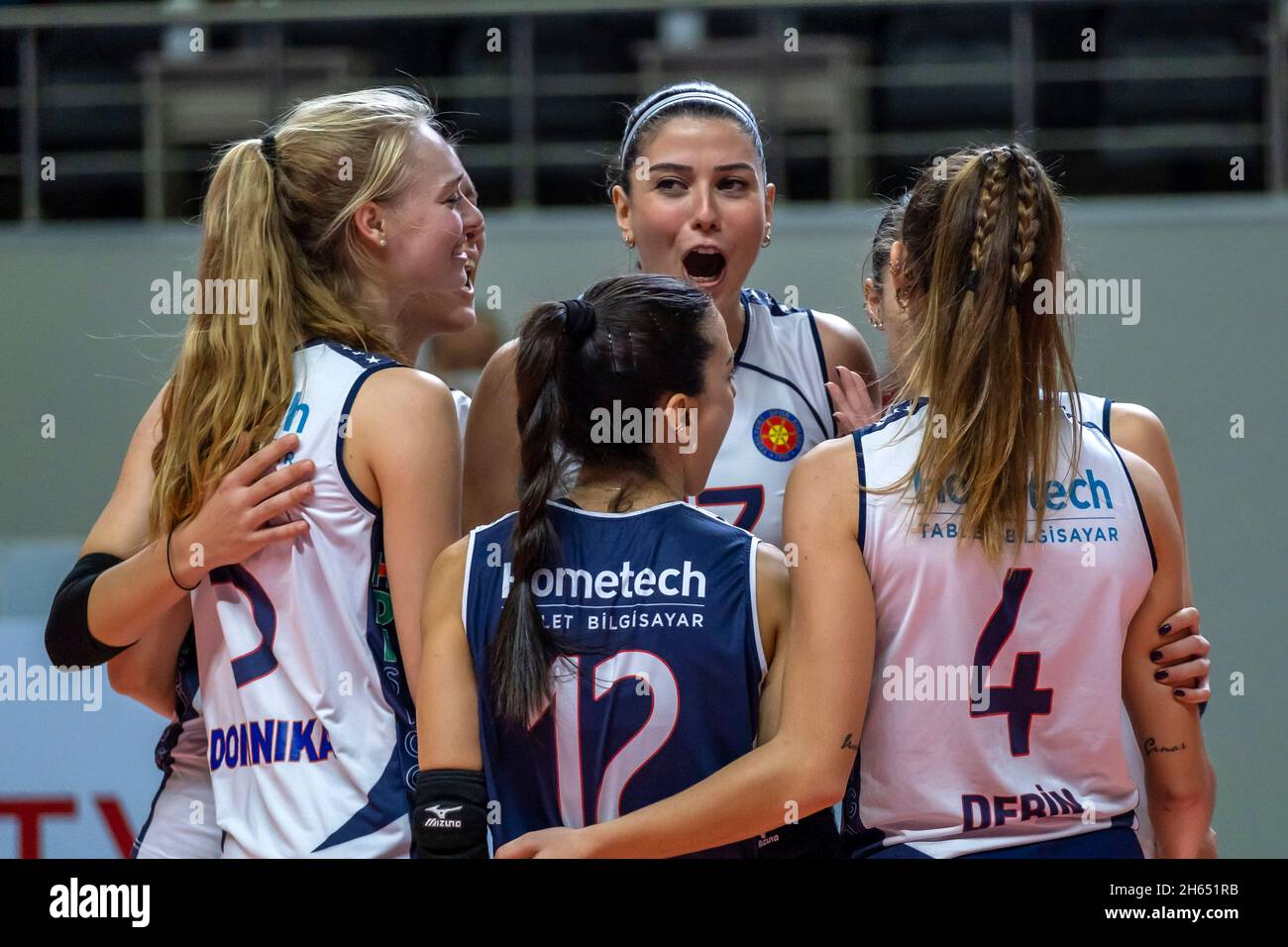 Istanbul, Türkei. November 2021. Misli.com trafen sich die Volleyballteams der Sultans League, Yesilyurt und Eczacıbası Daynavit Women im Sportpalast Istanbul-Burhan Felek. Quelle: Ihsan Sercan ozkurnazli/Alamy Live News Stockfoto