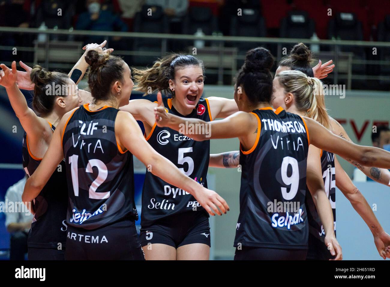 Istanbul, Türkei. November 2021. Misli.com trafen sich die Volleyballteams der Sultans League, Yesilyurt und Eczacıbası Daynavit Women im Sportpalast Istanbul-Burhan Felek. Quelle: Ihsan Sercan ozkurnazli/Alamy Live News Stockfoto