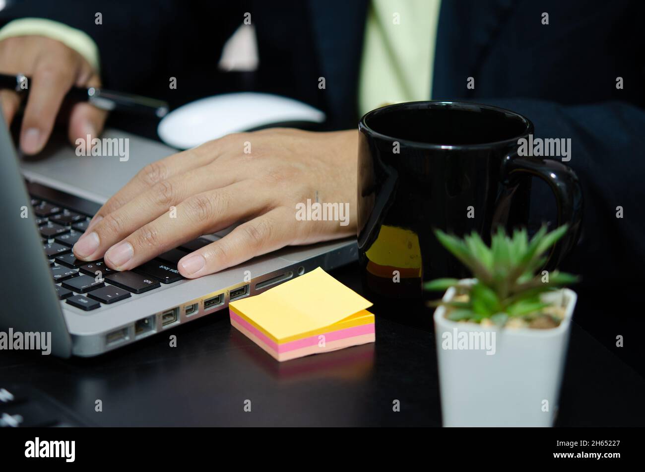 Hand Business man tippt auf einer Computertastatur. Stockfoto