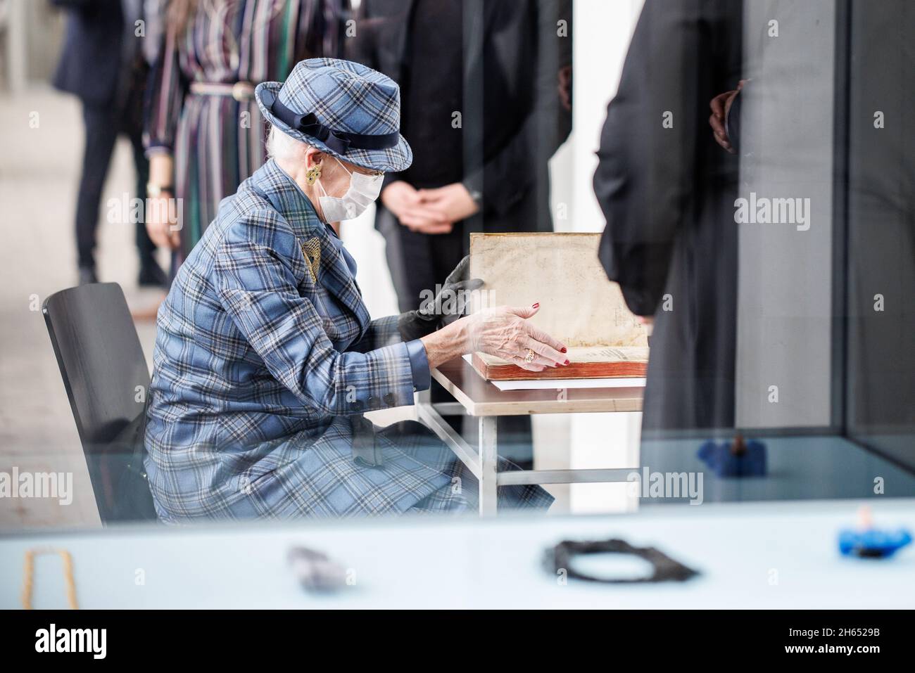 München, Deutschland. November 2021. Königin Margrethe II. Von Dänemark betrachtet das Werk „vier Bücher menschlicher Proportionen“ von Albrecht Dürer während ihres Besuchs an der Akademie der bildenden Künste. Die Königin und der Thronfolger sind in Deutschland zu einem mehrtägigen Staatsbesuch. Quelle: Matthias Balk/dpa/Alamy Live News Stockfoto