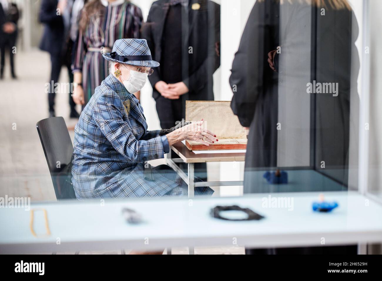 München, Deutschland. November 2021. Königin Margrethe II. Von Dänemark betrachtet das Werk „vier Bücher menschlicher Proportionen“ von Albrecht Dürer während ihres Besuchs an der Akademie der bildenden Künste. Die Königin und der Thronfolger sind in Deutschland zu einem mehrtägigen Staatsbesuch. Quelle: Matthias Balk/dpa/Alamy Live News Stockfoto