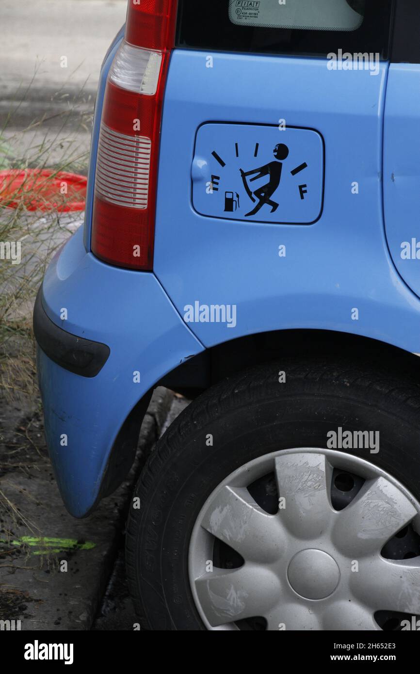 Auto mit Aufkleber auf Tank in rom italien Stockfoto