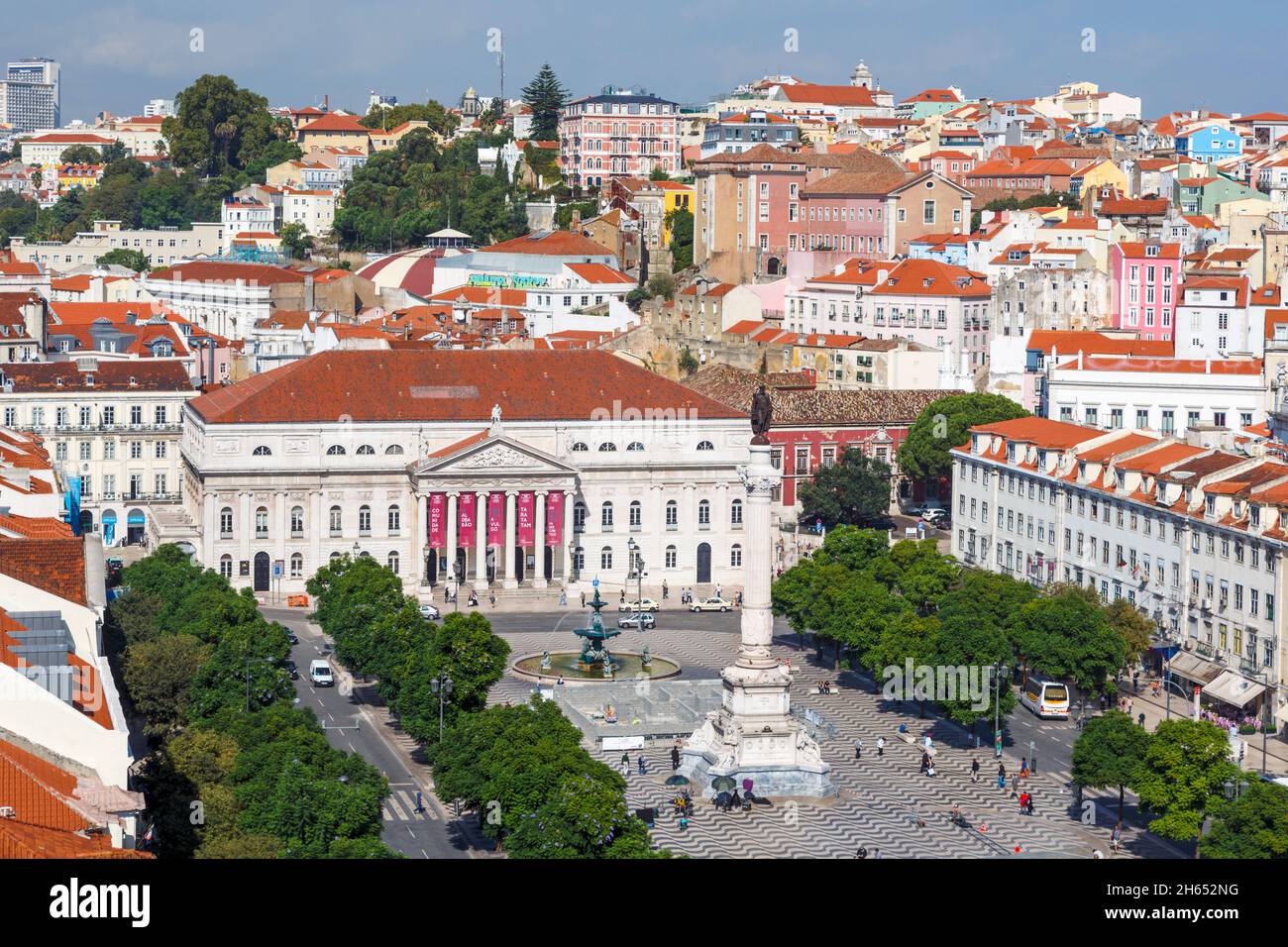 Lissabon, Portugal. Praca Dom Pedro IV, allgemein bekannt als Rossio. Das weiße Gebäude ist das Nationaltheater, Teatro Nacional Dona Maria II. Die Spalte Stockfoto