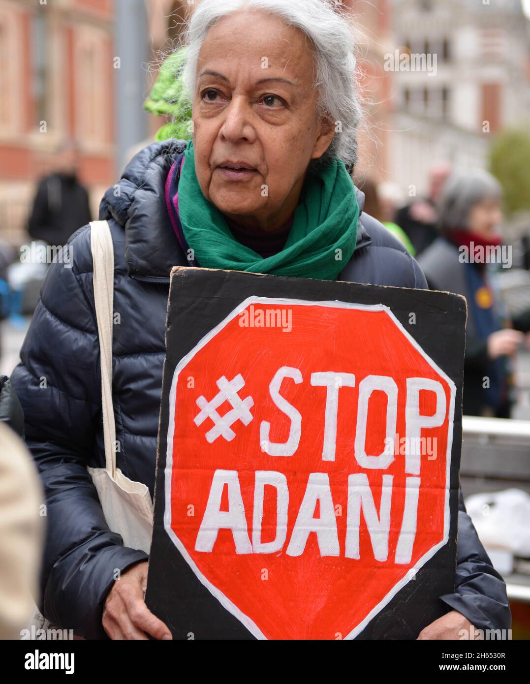 Ein Protestler hält während der Demonstration ein Plakat mit dem Titel „Stop Adani“. Extinction Rebellion-Aktivisten veranstalteten einen Protest gegenüber dem Science Museum in South Kensington gegen das Sponsoring des Museums durch die fossilen Energiekonzerne Shell und Adani. Stockfoto