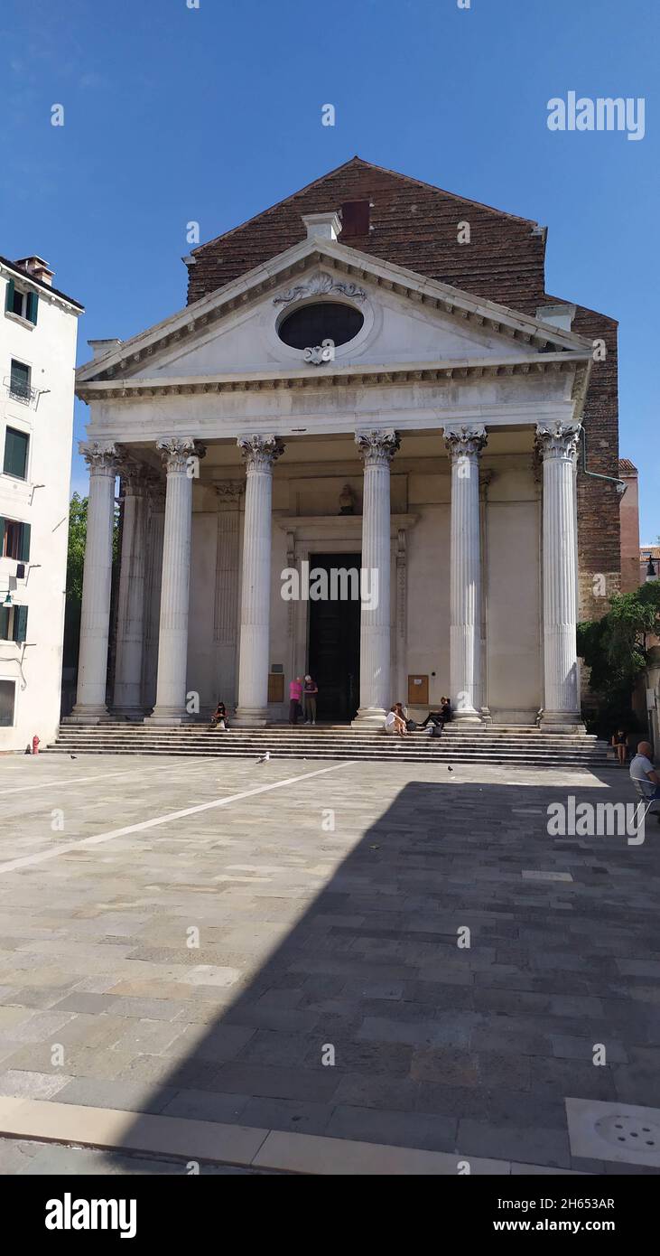 Blick auf die Kirche von San Nicola da Tolentino in Venedig, Italien Stockfoto