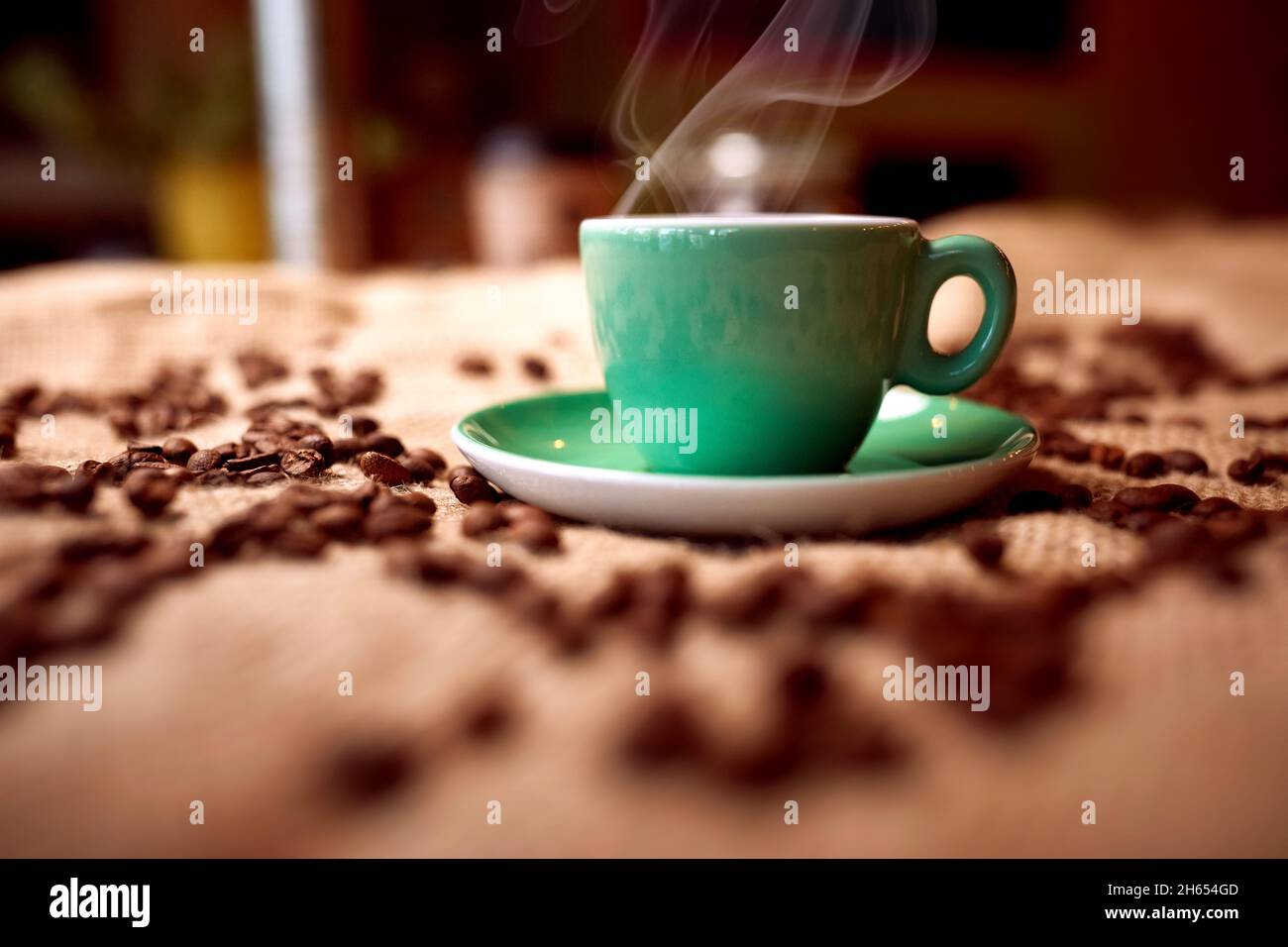 Nahaufnahme von aromatischen und duftenden heißen Kaffeetassen und Kaffeebohnen auf der Tüte. Kaffee, Getränke Stockfoto