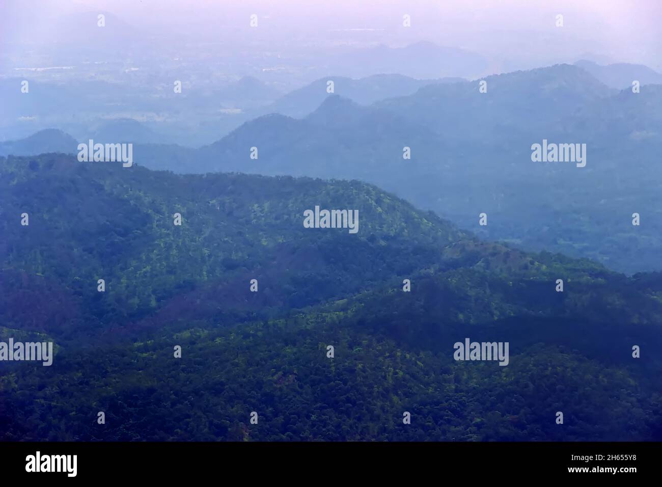 Blaue Berge, weit entfernte Länder der zentralen Hochebene in Sri Lanka an einem bewölkten Winterabend Stockfoto