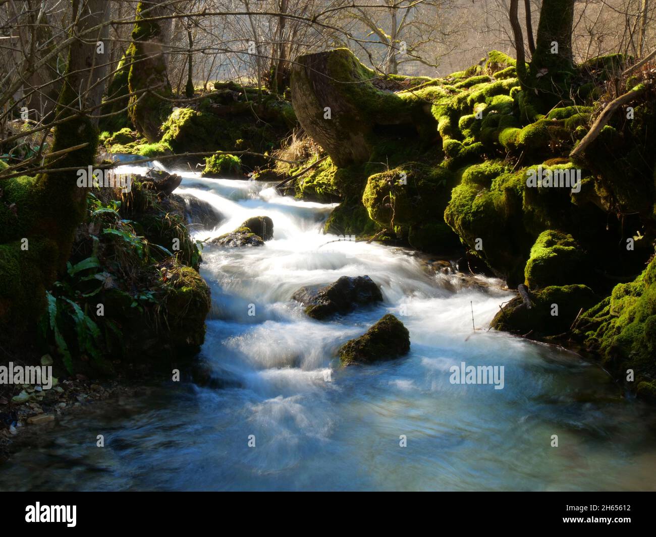 Bad Urach, Deutschland: Flusslauf im Frühjahr Stockfoto