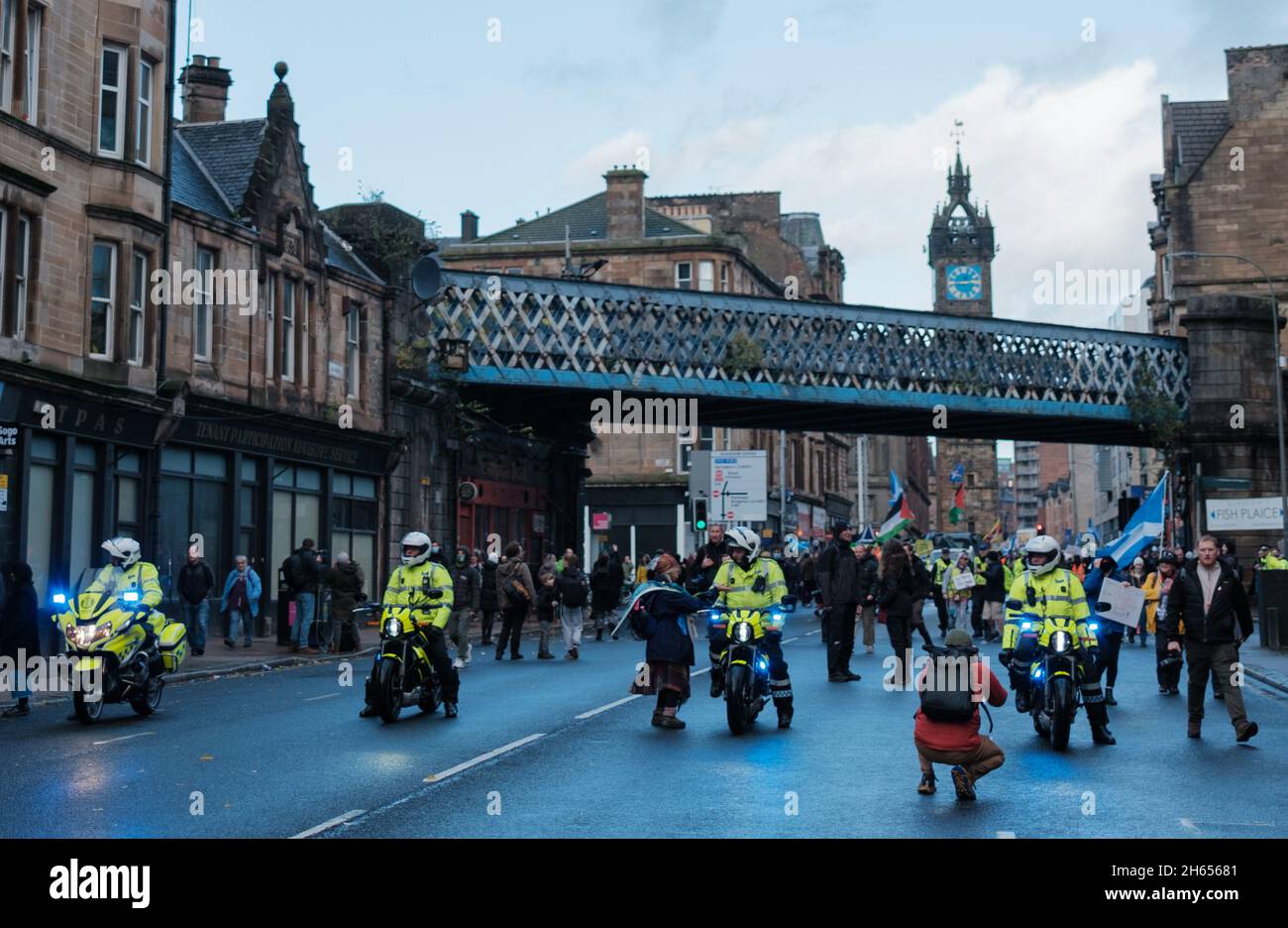 Glasgow COP26 märz Kundgebung Protest. November. Schottland. Demonstranten demonstrieren Polizeiarbeit bei einer Veranstaltung. Trongate. Umwelt. Globale Erwärmung. Stockfoto