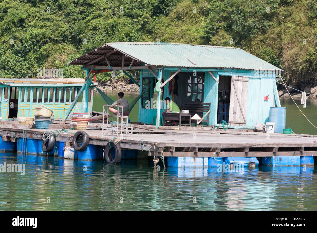 Schwimmendes Dorf unter den Klippen von Hòn Vẻn, Ha Long Bay, Quang Ninh, Viet Nam Stockfoto