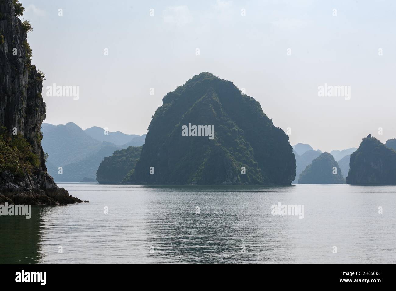 Der Kanal nördlich der Insel Cat Ba, Ha Long Bay, Quang Ninh, Vietnam Stockfoto