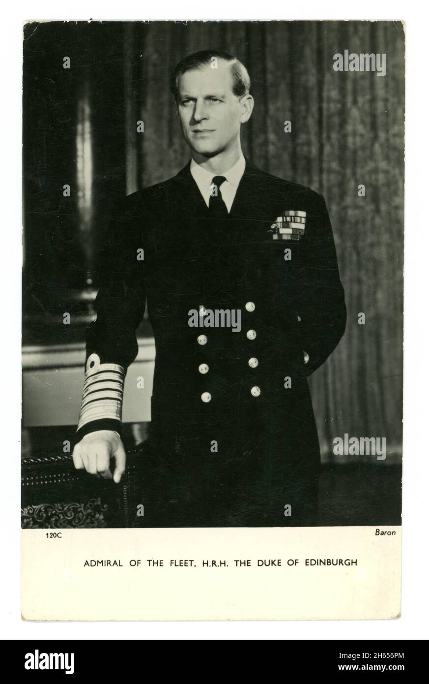 Postkarte aus der Mitte des Jahrhunderts von seiner Königlichen Hoheit Herzog von Edinburgh, Ehemann von Königin Elizabeth II., kurz nachdem er am 3. März 1953 Admiral der Flotte wurde., Großbritannien Stockfoto