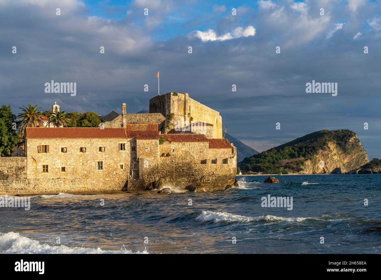 Kastell und die Insel Sveti Nikola, Budva, Montenegro, Europa | die Zitadelle und die Insel Sveti Nikola, Budva, Montenegro, Europa Stockfoto