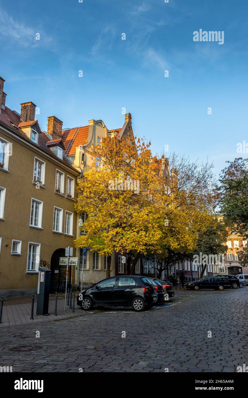 DANZIG, POLEN - 08. Okt 2021: Eine vertikale Aufnahme eines alten, architektonischen Gebäudes in Danzig, Polen Stockfoto