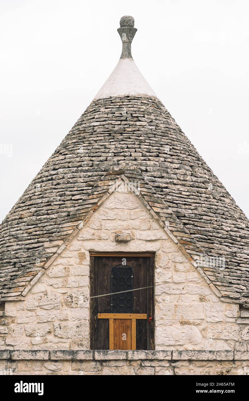 Altes Trullo Dach auf dem Land, traditionelles altes Haus und alte Steinmauer in Apulien, Italien, Europa, vertikal Stockfoto