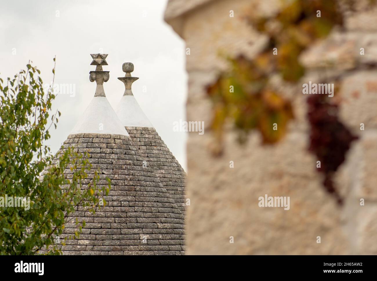 Altes Trullo oder Trulli Dach auf dem Land, traditionelles altes Haus und alte Steinmauer in Apulien, Italien, Europa Stockfoto