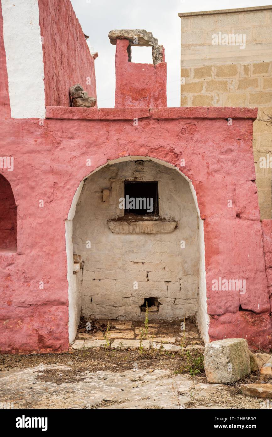 Masseria oder altes Bauernhaus und alten alten Steinofen in einem ländlichen Dorf in Apulien, Italien, Europa, vertikal Stockfoto