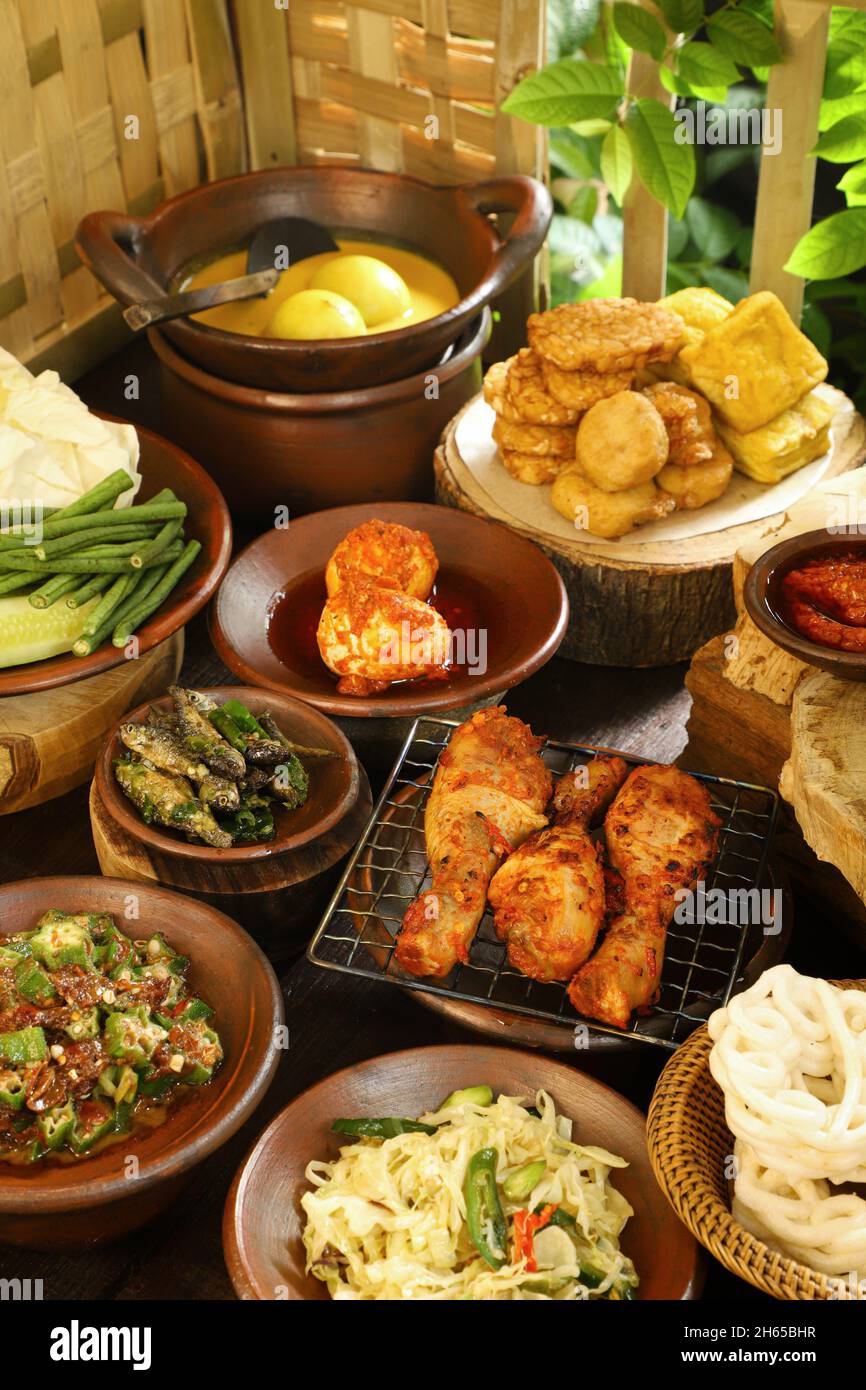Verschiedene traditionelle indonesische Beilagen, serviert in bescheidenem Stil wie Warung tegal oder Warteg Stockfoto