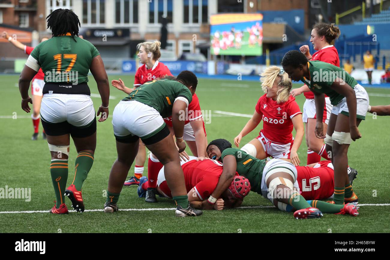 Carys Phillips aus Wales erzielt beim Spiel Autumn International im Cardiff Arms Park, Cardiff, den vierten Versuch ihrer Seite. Bilddatum: Samstag, 13. November 2021. Siehe PA Story RUGBYU Wales Women. Bildnachweis sollte lauten: Bradley Collyer/PA Wire. EINSCHRÄNKUNGEN: Die Nutzung unterliegt Einschränkungen. Nur redaktionelle Verwendung, keine kommerzielle Nutzung ohne vorherige Zustimmung des Rechteinhabers. Stockfoto