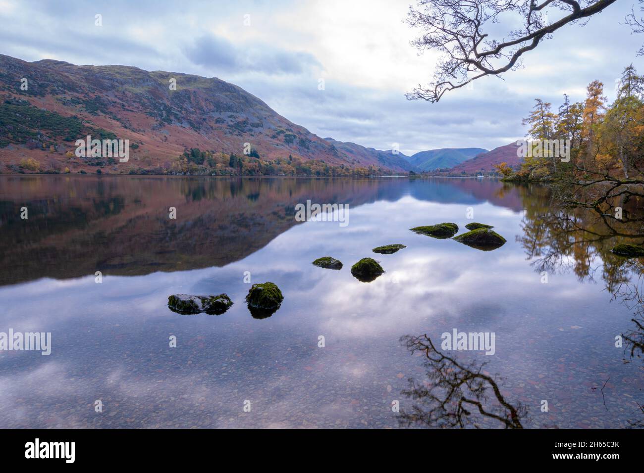 Blick auf Ullswater im Lake District in Cumbria, England, an einem ruhigen frühen Novembermorgen. Atemberaubende Seenlandschaft mit Herbstfarben. Stockfoto