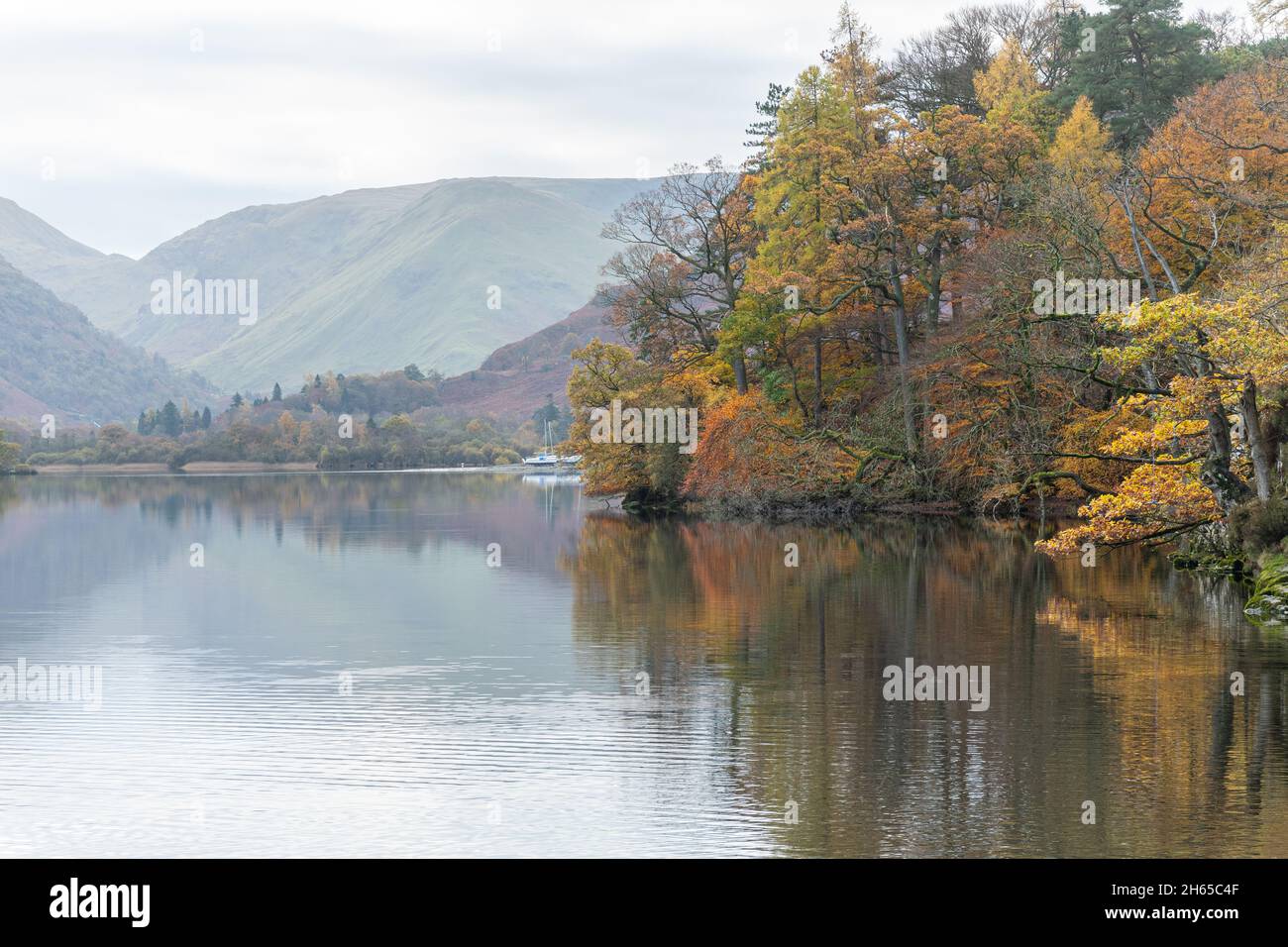 Blick auf Ullswater im Lake District in Cumbria, England, an einem ruhigen frühen Novembermorgen. Atemberaubende Seenlandschaft mit Herbstfarben. Stockfoto