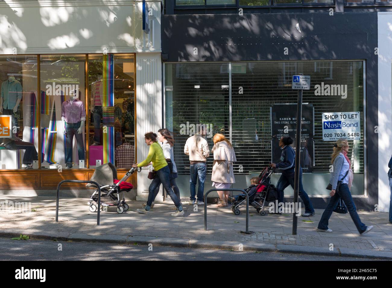 Im Wohlstandsgebiet von Hampstead High Street, Hampstead, London, Großbritannien, können Sie einkaufen und vermieten. 11 Mai 2009 Stockfoto