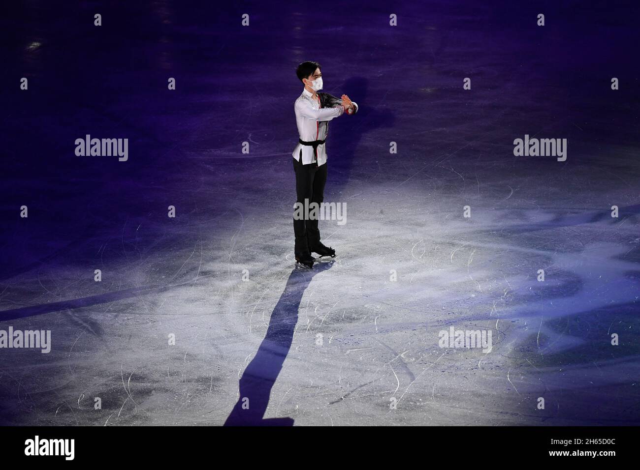 Tokio, Japan. November 2021. Vincent Zhou aus den Vereinigten Staaten feiert am 13. November 2021 beim Grand Prix of Figure Skating der International Skating Union (ISU) in Tokio, Japan, nach dem Freilauf der Männer. Quelle: Zhang Xiaoyu/Xinhua/Alamy Live News Stockfoto