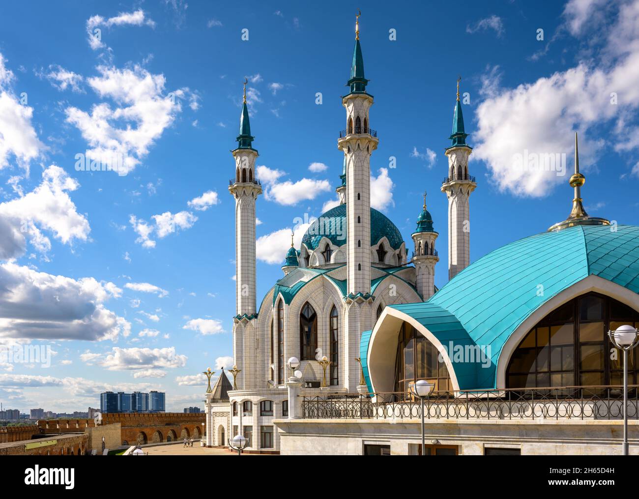 Kasan Kreml im Sommer, Tatarstan, Russland. Blick auf die Kul Sharif Moschee, Wahrzeichen von Kazan. Berühmte Touristenattraktion, wunderschöne islamische Architektur in Stockfoto