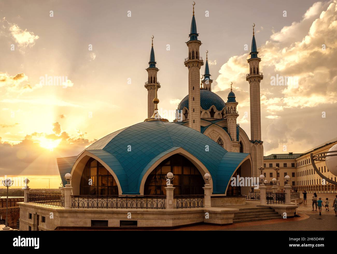Kul Sharif Moschee im Kasaner Kreml bei Sonnenuntergang, Tatarstan, Russland. Es ist das Wahrzeichen von Kazan. Sonnige Ansicht der islamischen Architektur, Touristenattraktion in Ka Stockfoto