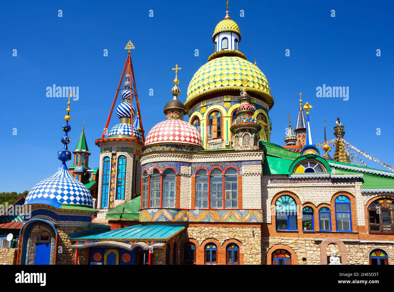 Tempel aller Religionen (Universeller Tempel) in Kasan, Tatarstan, Russland. Dieser Ort ist das Wahrzeichen von Kazan. Schöne bunte Komplex von Kirchen, Moschee Stockfoto