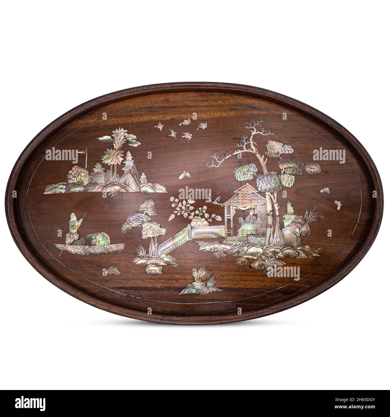 Große chinesische oder vietnamesische ovale Perlmutt-Intarsienplatte aus Holz, die eine figürliche Szene mit Pagoden zwischen Rocky-Aufschlüssen und dem herannahenden Boot darstellt Stockfoto