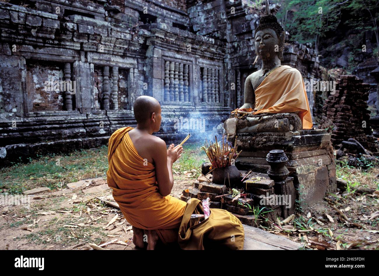 Laos, Champasak, Wat Phu, Moine // Laos, Champasak, Wat Phu, Mönch, Beten Stockfoto