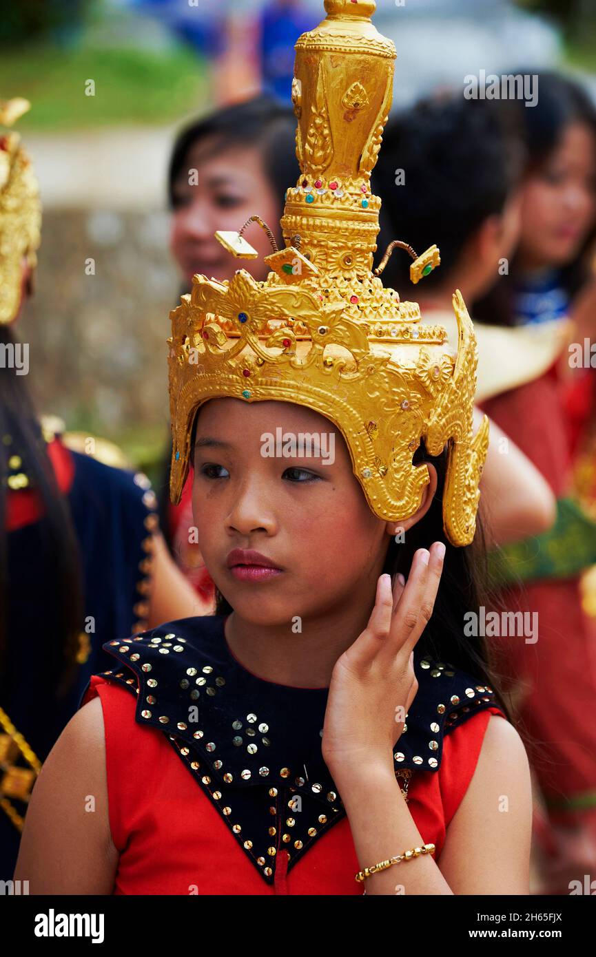 Laos, Provinz Luang Prabang, ville de Luang Prabang, Patrimoine mondial de l'UNESCO depuis 1995, Fete du nouvel an lao, jeune femme aux habits tra Stockfoto