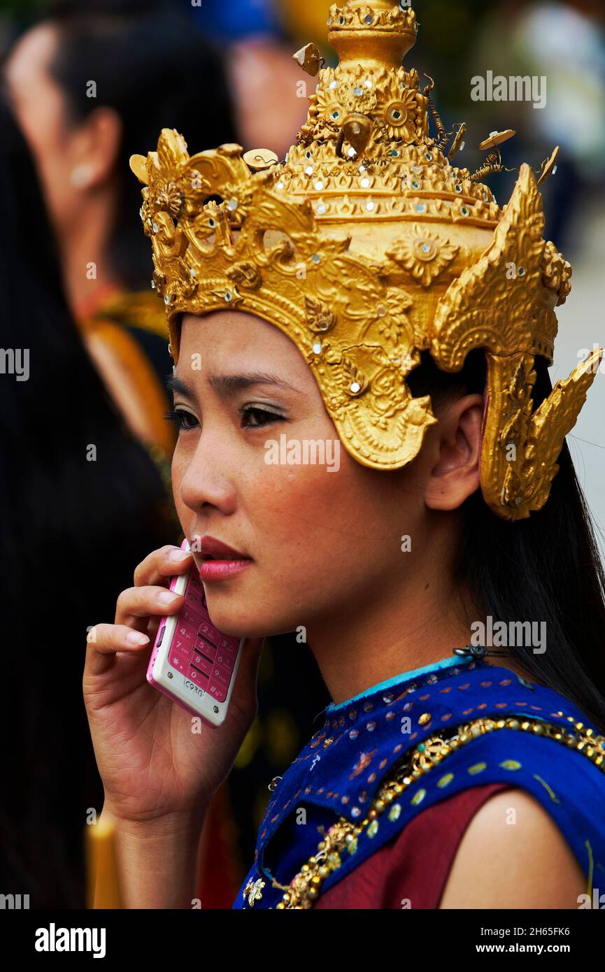 Laos, Provinz Luang Prabang, ville de Luang Prabang, Patrimoine mondial de l'UNESCO depuis 1995, Fete du nouvel an lao, jeune femme aux habits tra Stockfoto