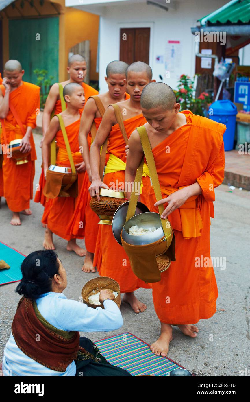 Laos, Provinz Luang Prabang, ville de Luang Prabang, Patrimoine mondial de l'UNESCO Depuis 1995, Prozession matinale des moines bouddhiste pour l' Stockfoto
